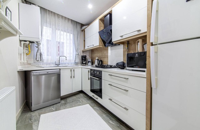 Vibrant and Central Flat with Balcony in Maltepe