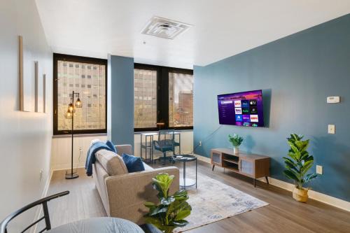 Vibrant Luxury PRIME LOCATION 24-7 Gym Lounge Roku WiFi