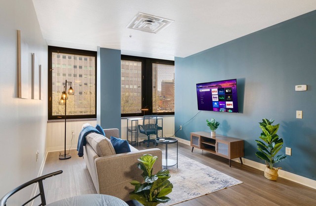 Vibrant Luxury | PRIME LOCATION | 24/7 Gym Terrace Roku WiFi
