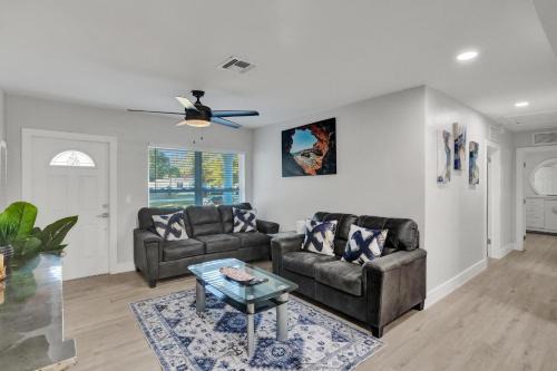 Vibrant Miami Escape with BBQ Grill Free WiFi & Parking