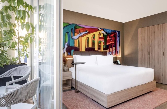 Vibrant Nights, Restful Days: Experience Luxury Living in the Heart of the City!