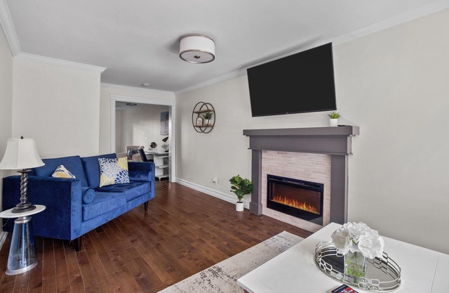 Victoria Hilltop Jelly Bean House, 3 bed, Lrg Yard