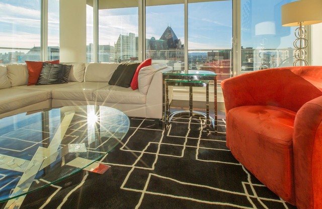 Victoria's Falls-Large, Luxurious Suite with Olympic and Harbour Views, Seasonal Pool and AC