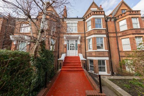 Victorian Beauty with Private Toilet and Shower Near Tube Station