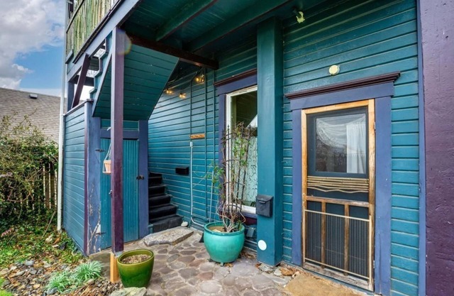 Victorian on Garden Best Location in Town