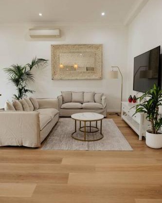 Vida Hamilton - 3 bed, 2 bath kids playground!