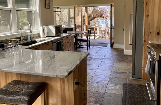 VIEWS! Stunning riverfront property-hiking and waterfalls nearby! Pet friendly!