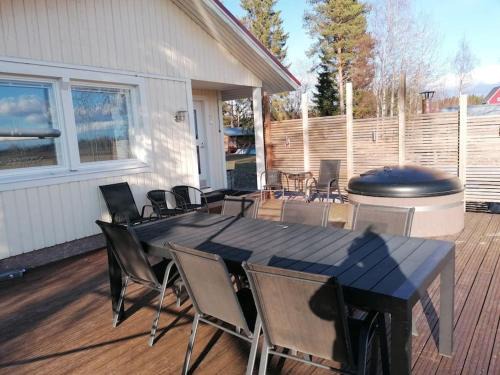 Viihtyisä saunamökki päärakennuksen takana, oma rauha