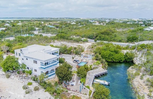 Villa Serenity - (Water View Suite)