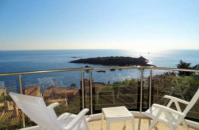 Villa 13-15 pers, magnificent sea view, walking distance to the sea 200m