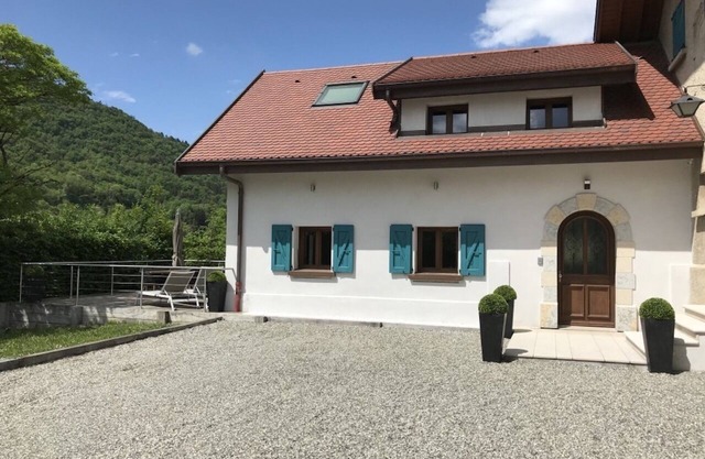 Villa 200 m from Lake Annecy with terrace and parking