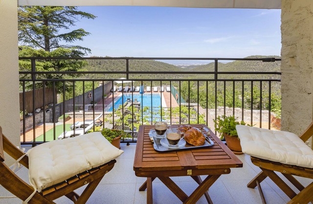 Villa '22 Sleeps Private Pool and Bbq' with Mountain View, Wi-Fi and Air Conditioning