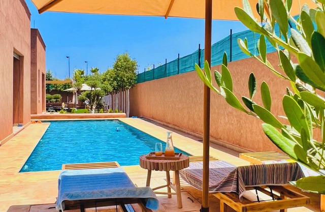 Villa 3 suites, garden, pool and mountain views