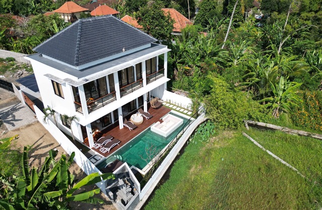 Villa 4BDR rice field view south of Ubud. Swimming pool + outdoor bath.