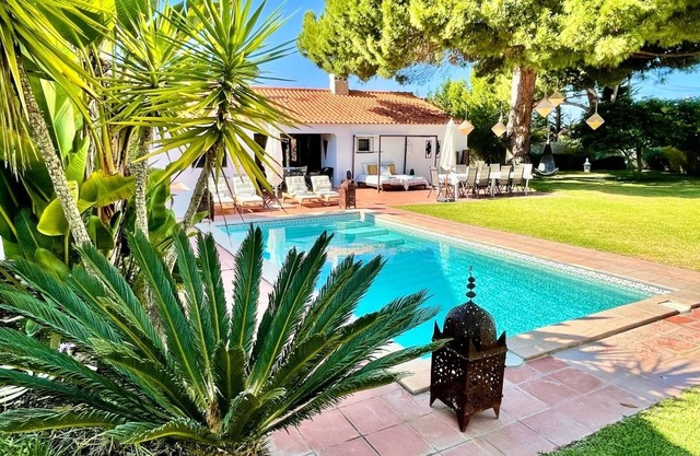 Villa -5 min walk from beach. 12 people. Big garden with private pool