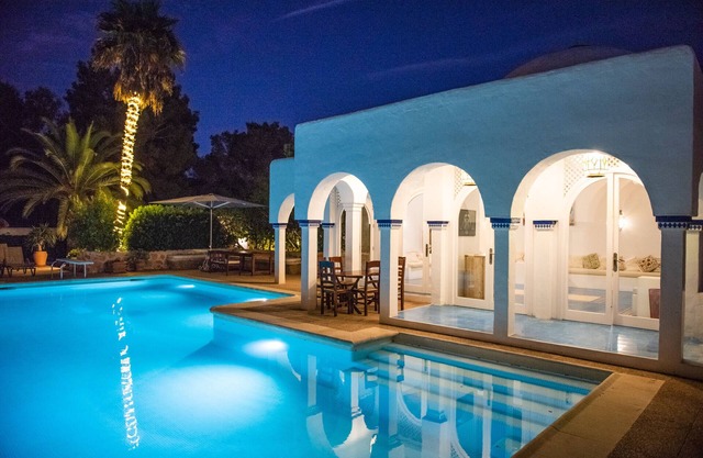 Villa, 8BR, Sea views, walk to the beach, pool house