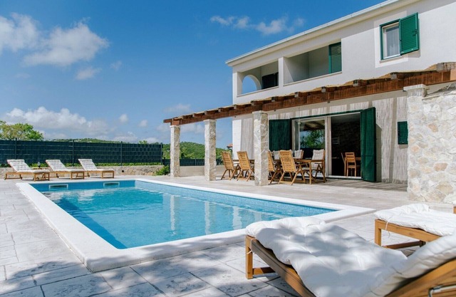 *Villa Admiral: Your Idyllic Retreat in rural area of Trogir hinterland*