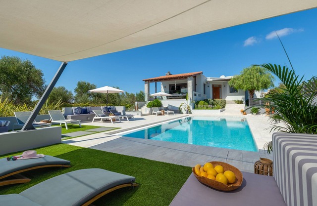 Villa Ampelaki, premium 5 bdr villa with heated pool