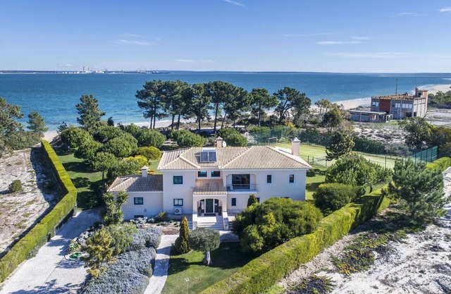 Villa Aqua - Beachfront Luxury Villa with Private Tennis Court and Pool