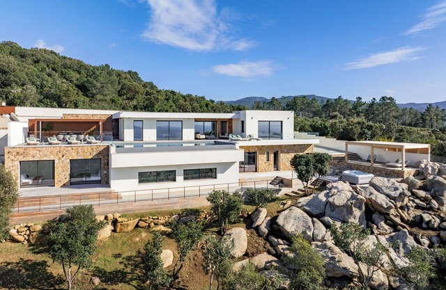 Villa ARIELLE- 5 bedrooms, swimming pool, panoramic sea view, sports and massage room