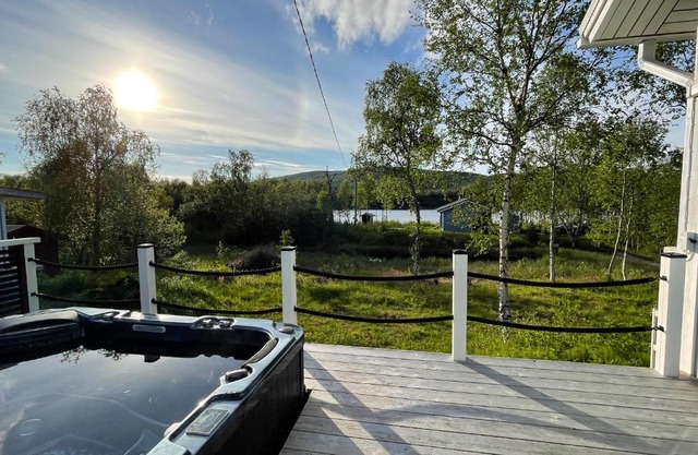 Villa Arktika porealtaallinen mökki Nuorgamissa Tenojoen ja tunturien vieressä