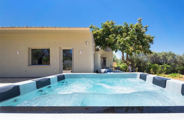 Villa Avo, 2 BD, 2 BA, private heated jacuzzi!