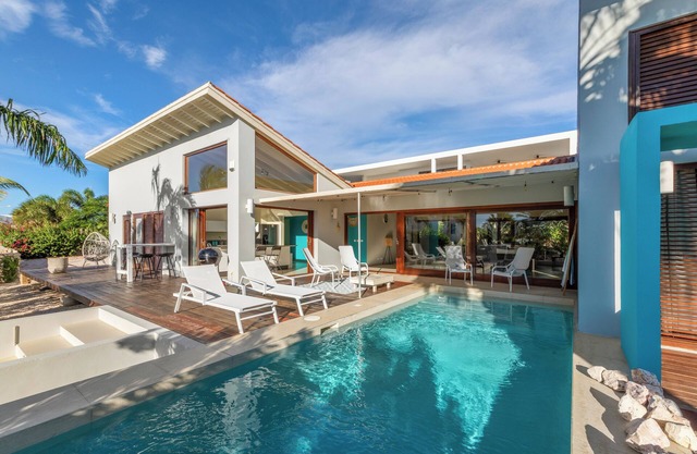 Villa Azov, 4 bedroom villa, private pool, walking distance Jan Thiel Beach