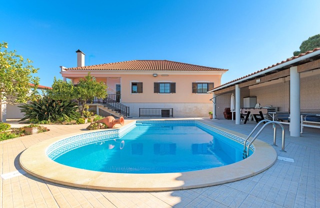 Villa 'Beautiful Deluxe 4 Bedroom' with Private Pool, Private Garden and Wi-Fi Access
