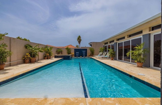 Villa Blue Topaz - Oasis with Pool, Hot tub, Sauna