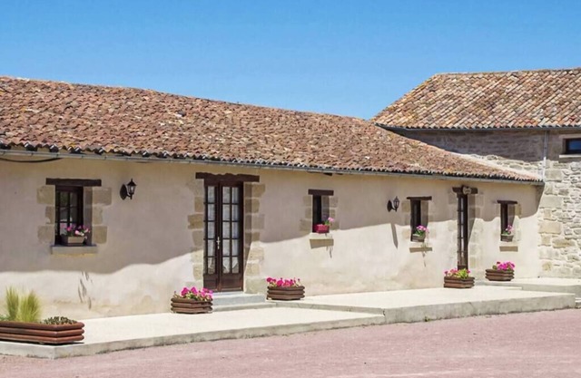 Villa Bonnezeaux | Sleeps 4 | Manoir Les Touches