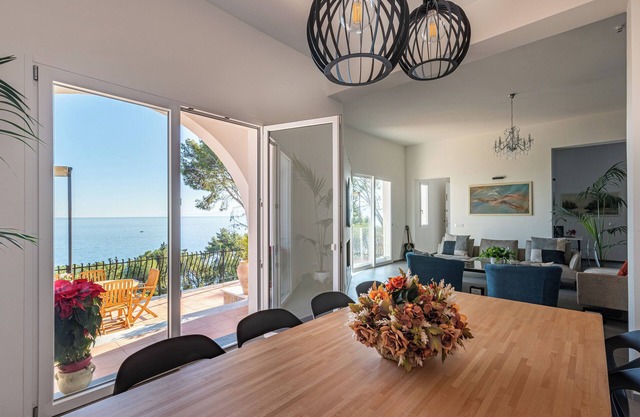 Villa by sea with breathtaking view; maximum rental duration 28 days