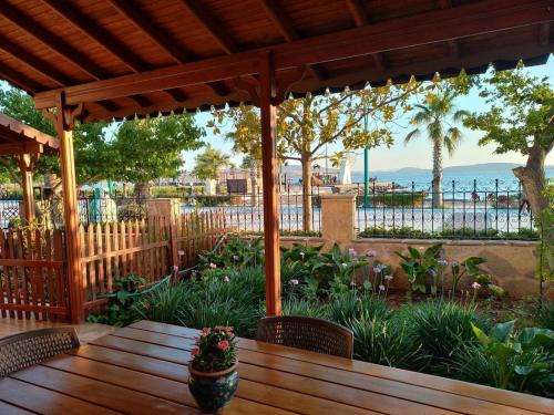 Villa by the beach with garden