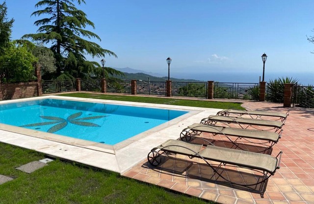 Villa 'Carlotta' with Sea View, Wi-Fi and Air Conditioning