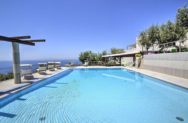 Villa Carminia: A splendid and luminous two-story villa located on the coast in front of the island of Capri, with Free WI-FI.