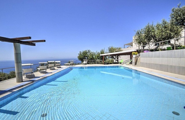 Villa Carminia Grande: A splendid and luminous three-story villa located on the coast in front of the island of Capri, with Free WI-FI.