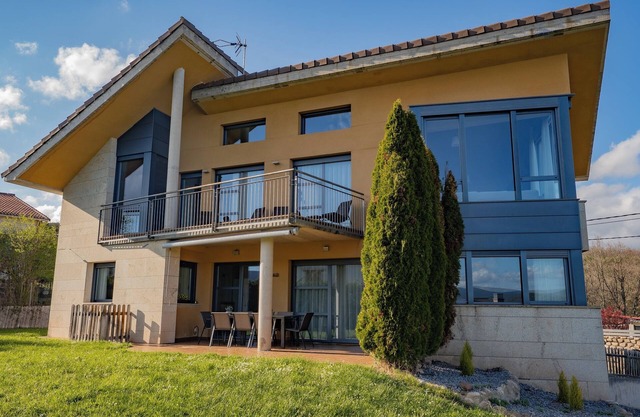 Villa 'Casa El Rasillo' with Lake View, Private Terrace and Wi-Fi