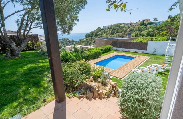 Villa con playa privada, suite con chill out y vista al mar. Piscina agua salina