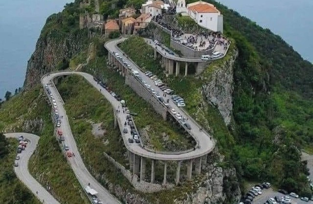 Villa con tende glamping immersa nella natura.