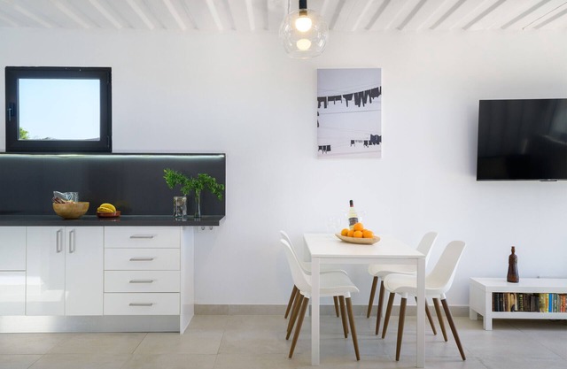 Villa Cubo, Lava y Volcán