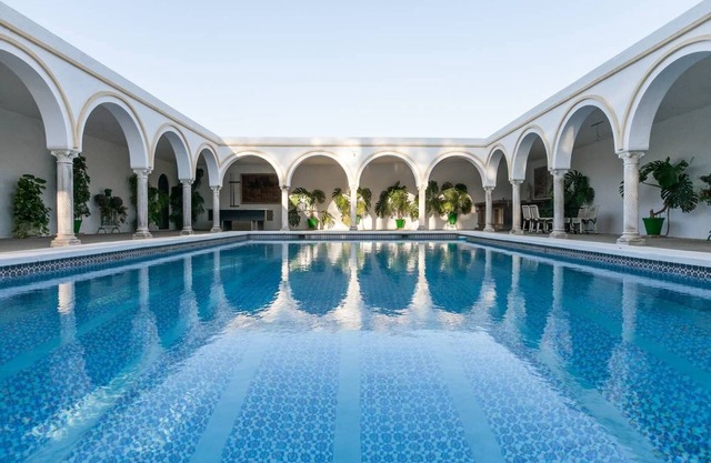 Villa del Manzano, Complete villa with pool just 15 minutes from Seville