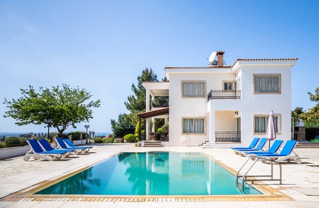 VILLA DEMETRA (4 ensuite bedrooms, BBQ, Wi-Fi, Prv. Swim. Pool, stunning view)