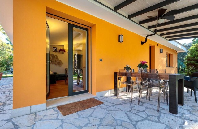 Villa 'Dependance' with Shared Pool, Wi-Fi and Air Conditioning