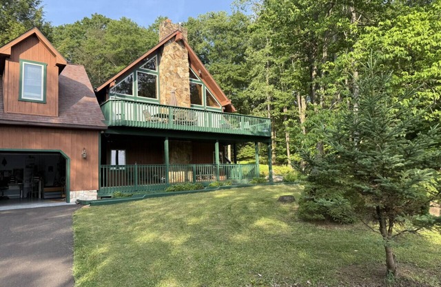 Villa deTuar pet friendly with lake views