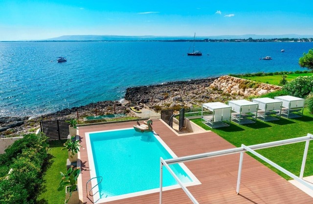 Villa Diamante - Luxury seafront villa with pool