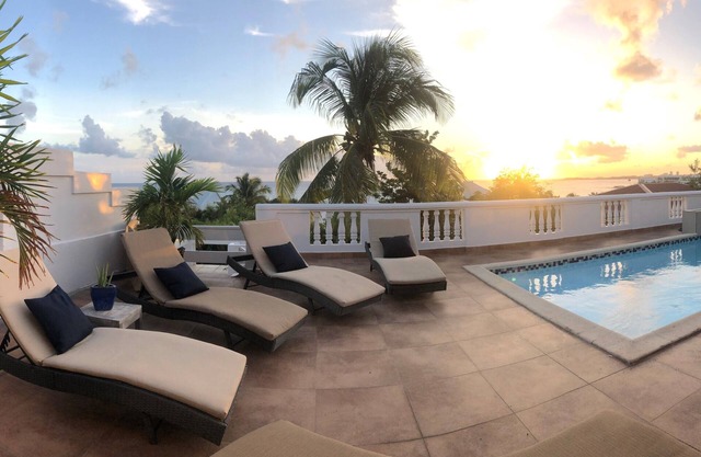 Villa Domila-Luxury 3Bed & 3Bath with private pool-Free airport transfer-Central