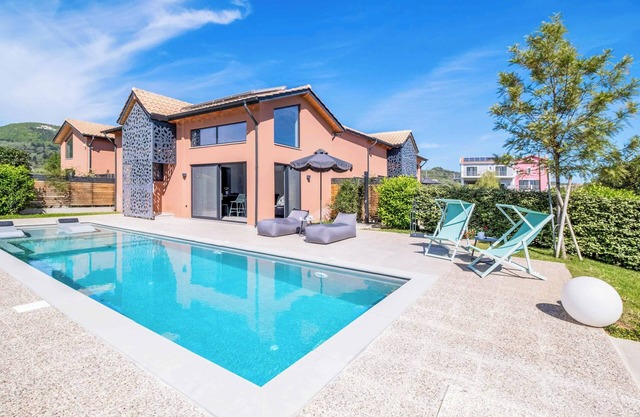 Villa Earth - Two Bedroom Villa, Sleeps 4