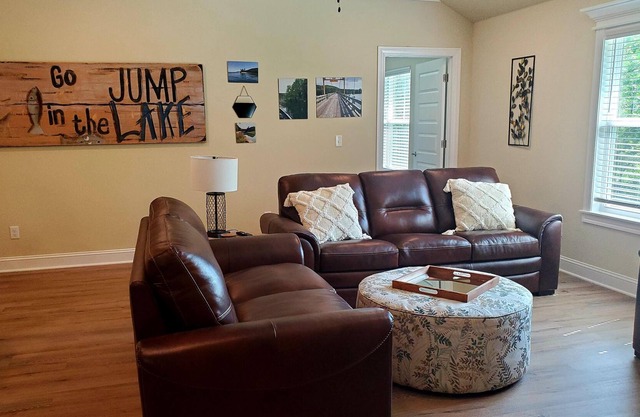 Villa Eden on the Lake. Close to Eureka. Hot tub coming May 1st!