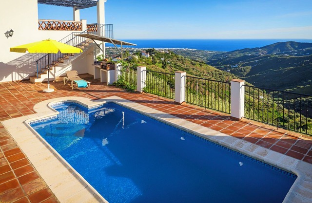 Villa 'El Regalo' with Stunning Views, Pool, Garden & Wi-Fi