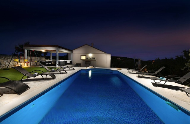 Villa Elder, 4 bedroom, 10 people, private pool, large terrace, barbecue