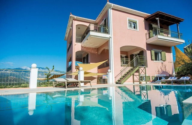 Villa Eleftheria: 4 bedrooms for up to 9 adults, pool and outstanding 180° views